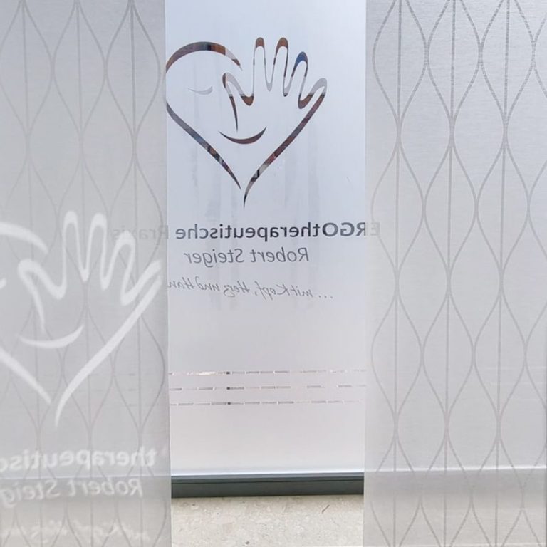 Ergotherapeutische Praxis Robert Steiger Ein mit Werbung beklebtes Fenster ist von innen zu sehen, darauf ist das Logo der Ergotherapeutischen Praxis Robert Steiger.
