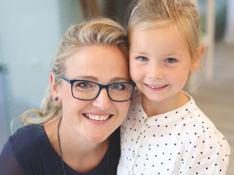 Logopädin Elisabeth Schnepf- Frahm mit ihrer Tochter, beide lächeln